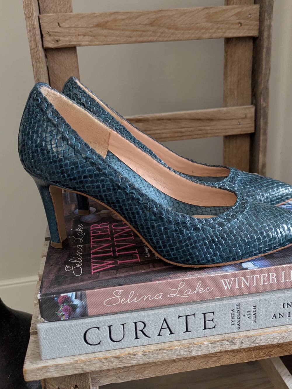 Italian Snake-Embossed Pointed Toe Leather Pumps - Picture 2 of 12